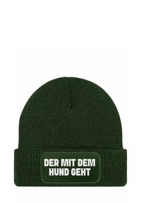 Green knitted beanie with a ribbed texture, featuring a rectangular patch with white text: "DER MIT DEM HUND GEHT."