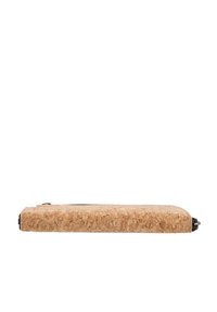 Estuche rectangular y plano para lápices, hecho de material de corcho marrón claro con una cremallera negra a lo largo del borde superior.