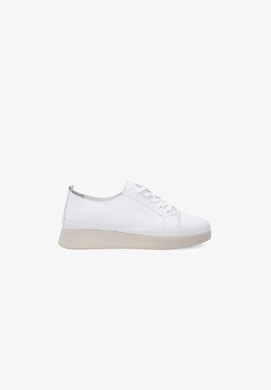 Witte lage sneaker met een beige dikke zool en witte veters, getoond in profiel op een witte achtergrond.