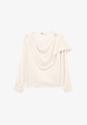 Blusa de manga larga color rosa claro con escote drapeado y un broche decorativo en el hombro derecho, con puños fruncidos.