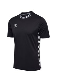 T-shirt de sport noir en tissu respirant ; avec des rayures en chevron blanches sur les côtés et un design de col rayé.