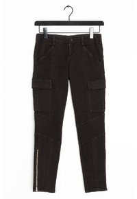 Černé cargo kalhoty s přiléhavým střihem. Obsahují několik kapes, diagonální švy a zip na kotníku. Vyrobeny z látky s kombinací bavlny.