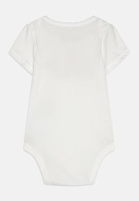 Body de mangas curtas branco, feito de algodão macio, com um decote redondo com acabamento rendado e fechos de pressão na parte de baixo.