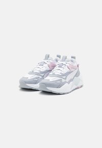 Sneaker mit einer Kombination aus weißen, grauen und pinken Materialien, einer strukturierten oberen Fläche, einer dicken Sohle und einem Schnürdesign.