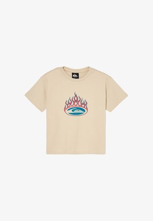 Beżowy t-shirt z krótkim rękawem i okrągłym dekoltem z niebiesko-czerwonym graficznym logo płomienia na środku przodu.