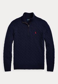 Marineblauwe kabelgebreide trui met een kwart ritssluiting en rood geborduurd polospelerlogo op de linkerborst.