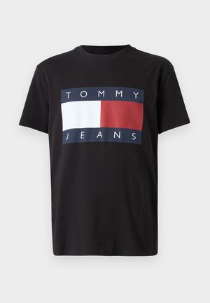 Črna bombažna majica s pravokotnim grafičnim motivom v modri, beli in rdeči barvi ter besedilom "TOMMY JEANS" centriranim v belih črkah.