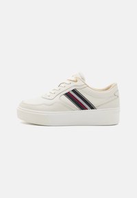Hvite lær sneakers med teksturert overflate, som har en fargerik diagonalt stripeaccent i rødt og blått, samt en gummisåle.