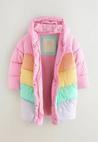 Chaqueta de plumas con una capa exterior rosa y rayas en chevron pastel en naranja, amarillo, verde y lavanda. Forro de felpa texturizada.