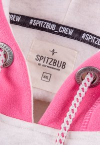 Hoodie met een roze katoenen kraag, witte body en zwart label met "#SPITZBUB_Crew." Inclusief een geweven trekkoord en metalen ringetjes.