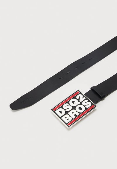 Μαύρη δερμάτινη ζώνη με πέντε τρύπες και τετράγωνη μεταλλική αγκράφα με έντονο λευκό κείμενο "DSQ2 BROS" σε κόκκινο και μαύρο φόντο.