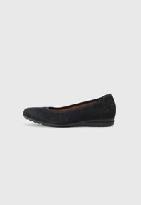 Balerini negri din suede, cu vârf rotund, toc mic în formă de wedge și talpă din cauciuc texturat, având o căptușeală interioară netedă și un design simplu.