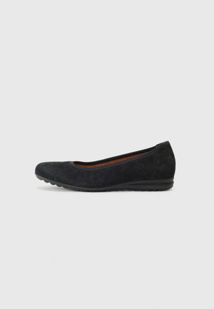 Ballerine in suede nero con punta arrotondata, tacco basso a trapezio e suola in gomma testurizzata, dotate di una morbida fodera interna e un design semplice.