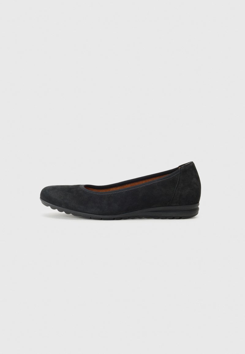 Balerini negri din suede, cu vârf rotund, toc mic în formă de wedge și talpă din cauciuc texturat, având o căptușeală interioară netedă și un design simplu.
