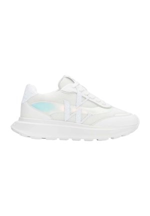 Baskets de sport blanches avec une tige en mesh texturé, des accents irisées brillants et une semelle en caoutchouc épaisse pour un amorti et un soutien.