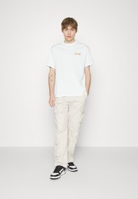 Puma X 8ENJAMIN GRAPHIC - Tricou cu imprimeu - white