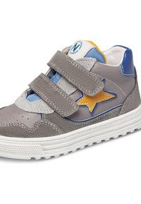 Sneaker in suede grigio con accenti blu, cinturini in velcro e un dettaglio a forma di stella gialla. Presenta una suola testurizzata e un interno imbottito per il comfort.
