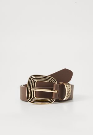 Une ceinture en cuir marron avec une boucle carrée en métal doré présentant un design texturé en couches. La sangle est lisse, avec des bords nets.