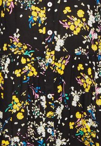 Vestido de tecido preto com um padrão floral apresentando flores amarelas, brancas e cor-de-rosa. Botões na frente e detalhe de saia plissada.