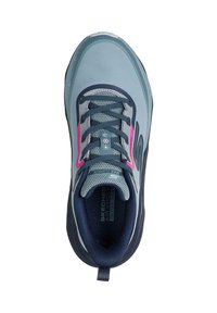 Zapatilla deportiva gris con parte superior de malla, acentos en azul marino, detalles en rosa y una suela acolchada. Presenta cordones y lengüeta acolchada.