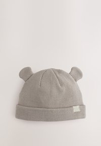 Harmaa neulottu hattu, jossa on kaksi pientä korvan kaltaista kohoketta, käännetty reuna ja hillitty logo. Materiaali on pehmeää ja pinnassa näkyy resorikuvio.