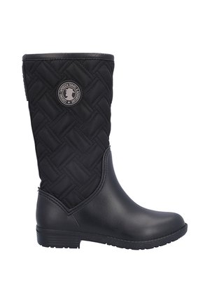 Bota negra hasta la mitad de la pantorrilla con parte superior de tela acolchada, parte inferior de goma, suela plana y parche redondo con logotipo en el lateral.