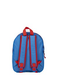 Zaino blu con cinghie e maniglia rosse, caratterizzato da una texture liscia, forma arrotondata e una tasca laterale con zip.