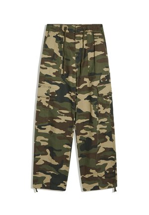 Camouflage-Cargohose mit elastischem Bund, Kordelzug und Klappentaschen an den Seiten, flach auf weißem Hintergrund dargestellt.