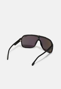 Ochelari de soare negri, cu forme dreptunghiulare, lentile încadrate, accente din metal și rame negre texturate. Prezintă brațe groase și un design modern.