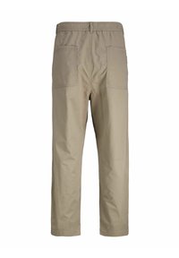Pantaloni beige a gamba dritta con vita elasticizzata e due grandi tasche quadrate posteriori, mostrati dal retro su uno sfondo bianco.