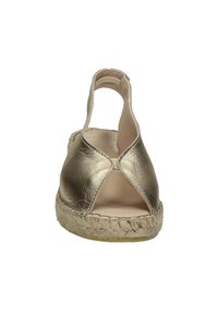 Metalen gouden espadrille sandalen met uitsnijdingen, jute-wikkelzool, elastische bandjes en een gladleren bovenwerk.