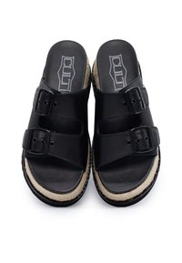 Infradito neri con due cinturini regolabili a fibbia, una parte superiore in pelle liscia e una suola texturizzata con un dettaglio a bordo intrecciato.