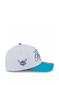 Weißes Baseballcap mit türkisfarbenem Schirm, das mit dem gestickten "Charlotte Hornets"-Logo und stilvollem Schriftsatz auf der Vorderseite versehen ist.