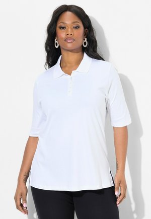 Weißes Poloshirt mit Kragen und kurzen Ärmeln. Verfügt über eine verdeckte Knopfleiste und Seitenschlitze am Saum. Glatte Stoffstruktur.