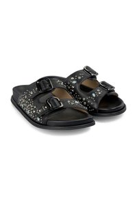 Zwarte slide sandalen met dubbele verstelbare bandjes met metalen gespen, versierd met verschillende decoratieve studs en edelstenen over de bovenkant.