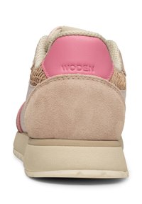 Das Schuhwerk verfügt über einen gepolsterten, beigefarbenen Wildlederschaft mit einem pinken Lederakzent, Textbranding und strukturierten Woven-Details auf der Rückseite.