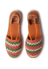 Espadrillas intrecciate con un motivo multicolore di filato rosa, verde e arancione. Fodera in tessuto marrone e cinturini arancioni. Suola chiara.