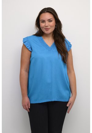 Top bleu cu mânecă scurtă, cu decolteu în formă de V și accente franjurate pe umeri. Textură netedă, croială lejeră. Asortat cu pantaloni negri.