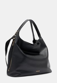 Sac hobo en cuir noir avec une finition texturée, accents en matériel doré, fermeture éclair et un logo bien en vue à l'avant.