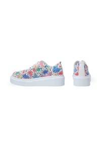 Des baskets colorées avec une tige en maille florale, une semelle en caoutchouc blanche et un col rembourré. Elles possèdent un bout arrondi et des accents blancs contrastants.