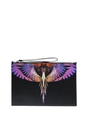 Borsa clutch nera con grafica colorata di un uccello con ali aperte in tonalità di viola, rosa e arancione e cinturino da polso sulla parte superiore.
