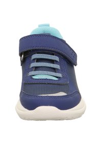 Niebieski but sportowy z oddychającego siateczkowego materiału, z rzepem, odblaskowymi akcentami i teksturowaną białą podeszwą.