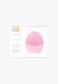 Foreo LUNA 3 Plus, un appareil de nettoyage facial en silicone rose avec une surface texturée, des accents dorés et une forme ovale. Emballé dans du plastique transparent.