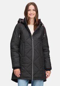 Sort quilted puffer-jakke med hætte, lynlås og snøre-detaljer. Har sidelommer og ribbede manchetter. Glat, let materiale.