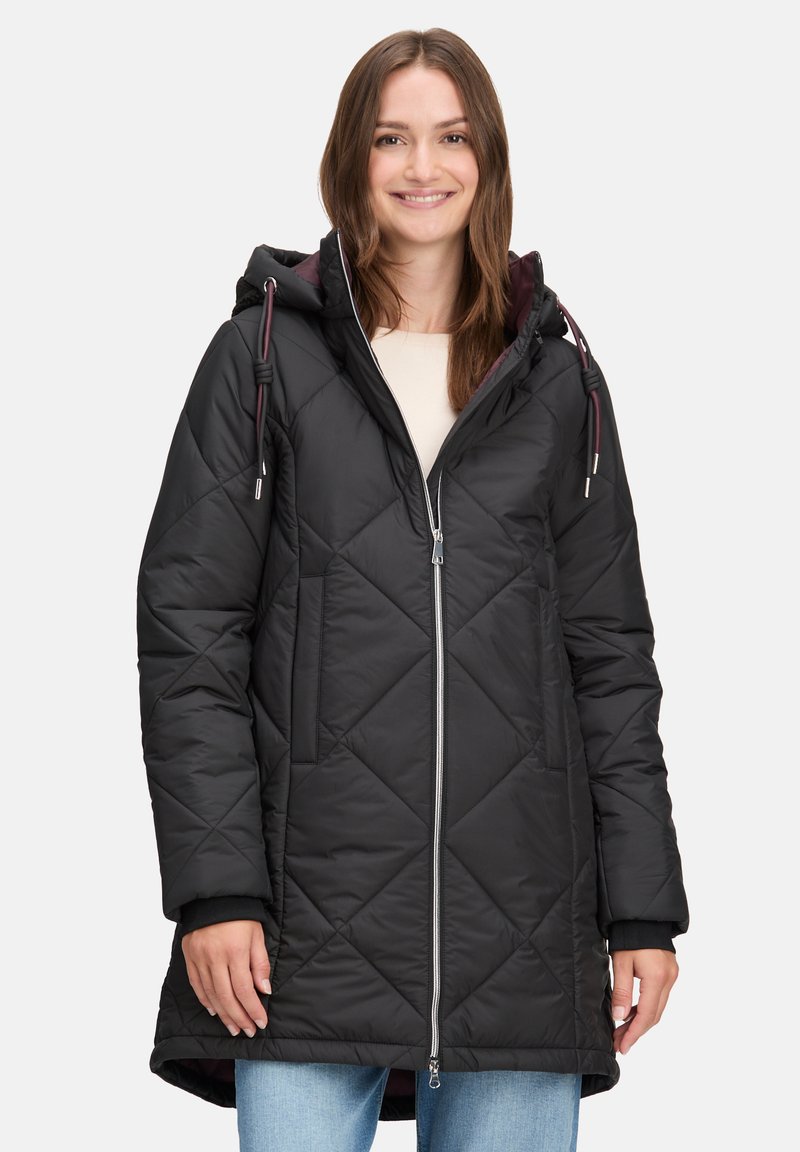 Sort quilted puffer-jakke med hætte, lynlås og snøre-detaljer. Har sidelommer og ribbede manchetter. Glat, let materiale.