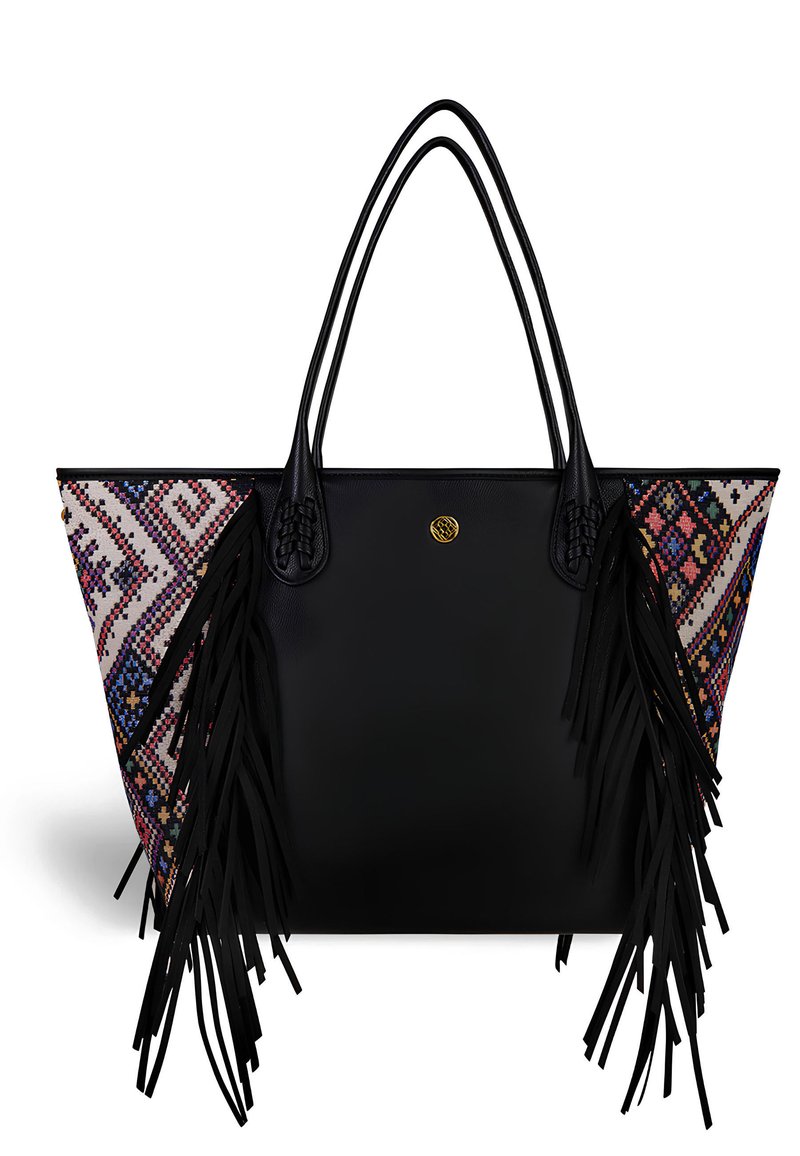 Zwarte leren totebag met kleurrijke gestreepte stoffen zijkanten, lange franjes en een gouden logo accent aan de voorkant.