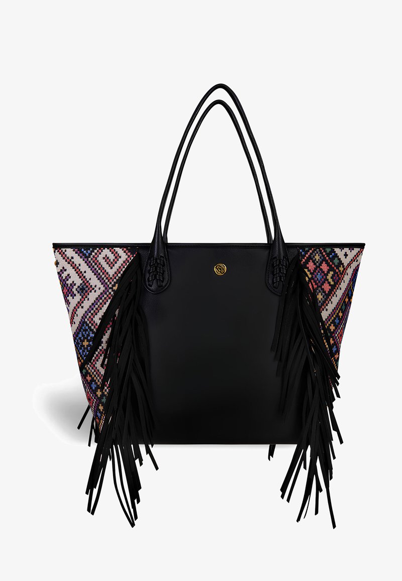 Sac fourre-tout en cuir noir avec des côtés en tissu à motifs colorés, longues franges et un accent logo doré sur le devant.