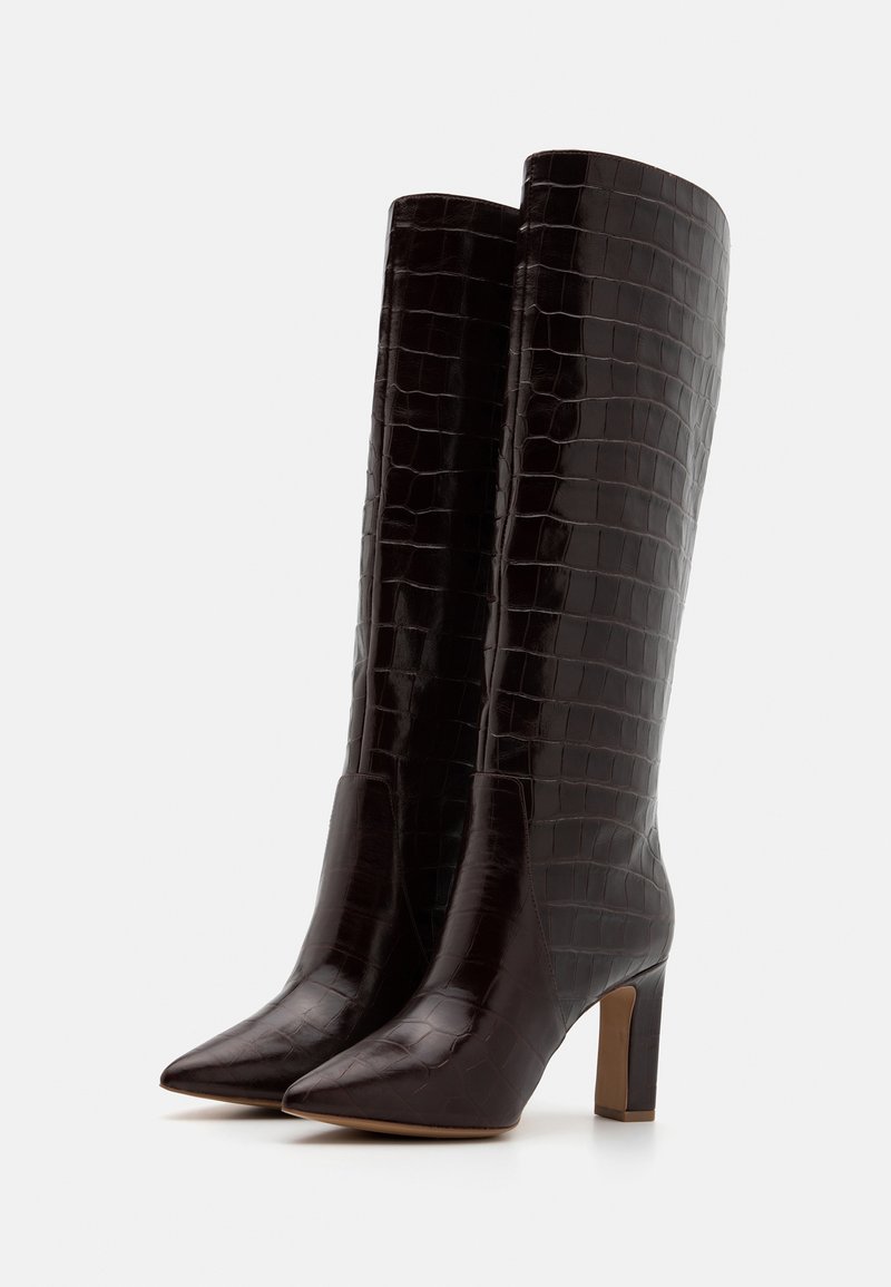Stivali al ginocchio in pelle marrone con una finitura lucida a pattern coccodrillo, punta affusolata e tacco a blocco. Il design presenta una superficie liscia e un gambale alto.