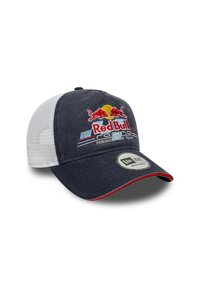 Gorra de marina con visera curvada, laterales de malla blanca y acentos rojos. Presenta un logotipo bordado de Red Bull y una correa ajustable para un mejor ajuste.