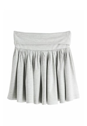 Jupe grise plissée en tissu doux, dotée d'une taille élastique et d'une coupe évasée avec une texture lisse.